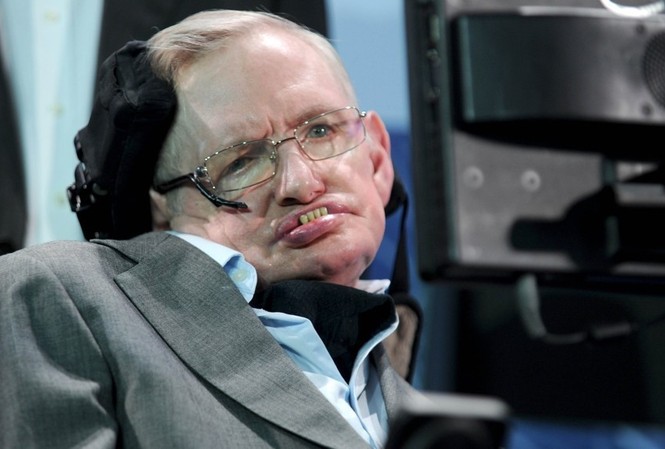Nghị lực sống phi thường của Stephen Hawking đáng để người trẻ học hỏi Thiên tài vật lý Stephen Hawking không đầu hàng bệnh tật để sống với đam mê nghiên cứu khoa học cho đến cuối đời. Ảnh: AP.