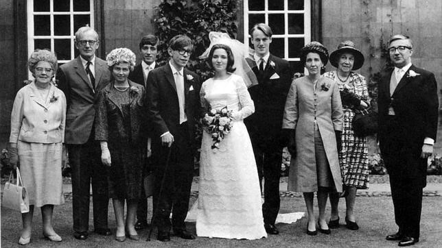Chuyện tình đẹp nhưng không trọn vẹn của Stephen Hawking Stephen và Jane Hawking kết hôn năm 1965. Ảnh: Pinterest.