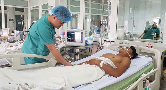 Kinh hoàng 4 người thương vong sau uống rượu: Sống sót nhờ nôn Nhờ móc họng, nôn chất độc kịp thời anh Khăm đã may mắn sống sót.