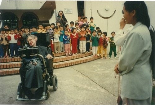 Chuyện ít biết về con gái nuôi người Việt của Stephen Hawking Stephen đến làng SOS thăm con nuôi