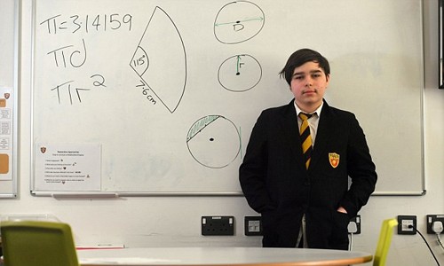 Nam sinh 12 tuổi có IQ cao hơn Stephen Hawking và Albert Einstein Casey đã đạt điểm số tối đa trong bài kiểm tra IQ của cộng đồng Mensa. Ảnh: Media Wales.