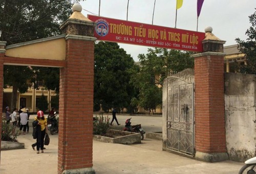 Bé trai lớp 1 tím tái, chết bất thường sau khi đi vệ sinh Trường tiểu học và THCS Mỹ Lộc, nơi xảy ra vụ việc. Ảnh: Vietnamnet