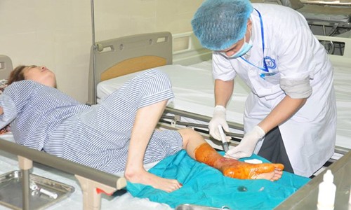 Ngâm chân trong nước nóng, nhiều người tiểu đường phải cắt bỏ bàn chân Chăm sóc bàn chân đối với bệnh nhân tiểu đường rất quan trọng. Ảnh: T.Q.