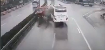 Vụ xe khách đâm xe cứu hỏa: Lỗi của cả 2 tài xế? Hình ảnh xe khách tông trực diện xe cứu hỏa (ảnh cắt từ clip)