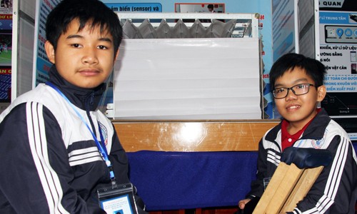 Chuyện về nam sinh khuyết tật chế Mái che cà phê tự động Nguyễn Anh Hào (phải) và Nguyễn Thành Long tại gian trưng bày sản phẩm cuộc thi khoa học kỹ thuật cấp quốc gia dành cho học sinh trung học phía Nam. Ảnh: Mạnh Tùng.