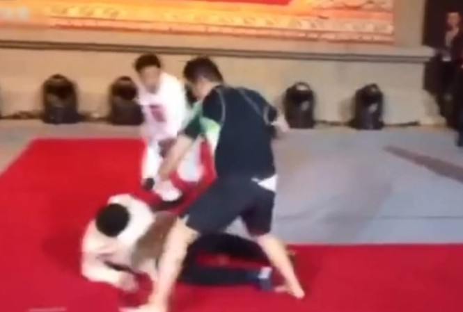 Từ Hiểu Đông hạ cao thủ Vịnh Xuân, làng võ Trung Quốc lại nổi sóng Từ Hiểu Đông liên tục khiến đối thủ phải nằm sàn. Ảnh cắt từ video.