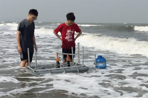 Hai nam sinh trường Phan Bội Châu ẵm giải nhất thi khoa học Long và Anh trong lần thực nghiệm hệ thống tại biển.