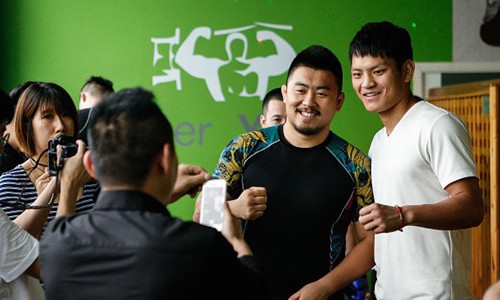 Flores: 'Những trận thua của võ truyền thống như một bệnh dịch' Flores để ảnh Từ Hiểu Đông kèm lời khiêu chiến trên Facebook.
