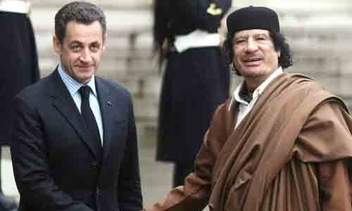 Mối quan hệ giữa cựu tổng thống Pháp Sarkozy và cố lãnh đạo Libya Tổng thống Pháp Nicolas Sarkozy đón tiếp ông Gaddafi tại Paris vào năm 2007. Ảnh: Rex Features.