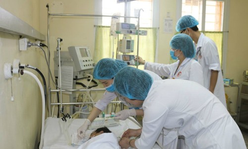 Bé trai hôn mê sâu sau khi đắp thuốc nam chữa bỏng Bé trai nguy kịch sau khi được chữa bỏng bằng thuốc nam. Ảnh: Bệnh viện cung cấp.