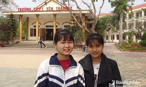 2 học sinh đến trụ sở công an nhờ tìm người đánh rơi ví đầy tiền Hai em Nguyễn Thị Vân và Dương Thị Bình. Ảnh: Quỳnh Trang