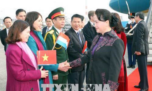 Chủ tịch Quốc hội bắt đầu thăm chính thức Vương quốc Hà Lan Đại diện Đại sứ quán và cộng đồng người Việt tại Hà Lan đón Chủ tịch Quốc hội Nguyễn Thị Kim Ngân tại sân bay quốc tế Amsterdam.