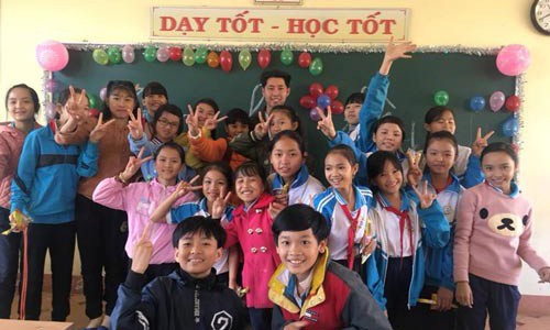 Gần 600 giáo viên có nguy cơ mất việc: Tùy tiện tuyển dụng Thầy Trần Vũ Luân (giữa, hàng sau cùng) khi còn làm giáo viên tại Trường THCS Hùng Vương (huyện Ia Grai)