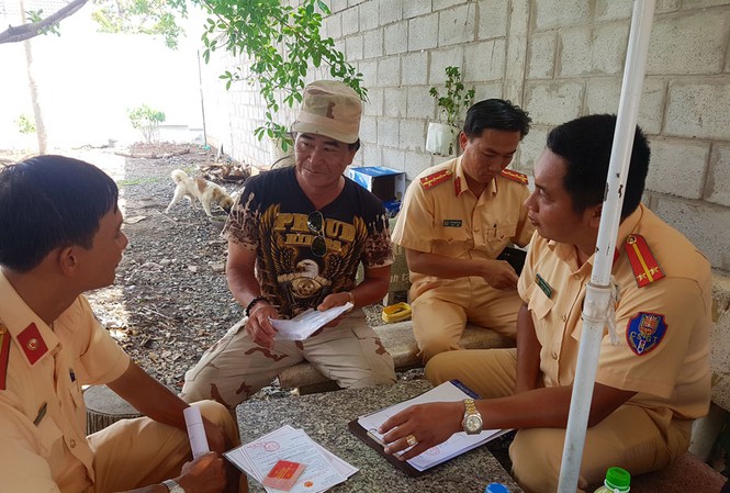 Người dân ngỡ ngàng khi bến đò sông Hậu ngừng hoạt động Lực lượng chức năng tiến hành lập biên bản vì bến thuỷ nội địa chưa được cấp phép hoạt động.