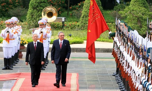 Góp phần xây đắp mối quan hệ đặc biệt giữa Việt Nam-Cuba Tổng Bí thư Nguyễn Phú Trọng và Bí thư thứ nhất Ban Chấp hành Trung ương Đảng Cộng sản Cuba, Chủ tịch Hội đồng Nhà nước và Hội đồng Bộ trưởng Cuba Raul Castro duyệt đội danh dự khi ông Raul Castro thăm Việt Nam năm 2012. (Ảnh: Thống Nhất/TTXVN)