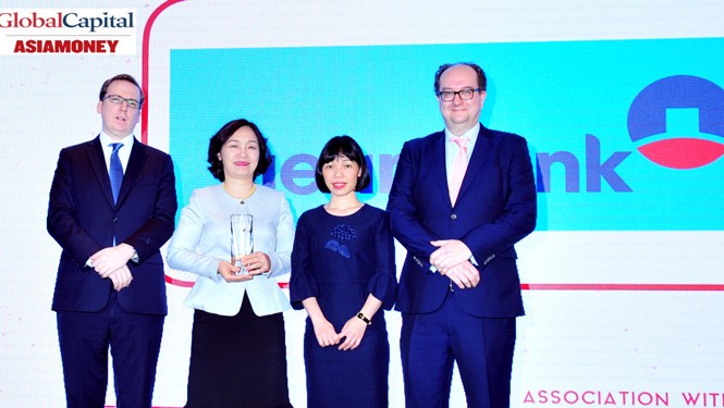 VietinBank được vinh danh ngân hàng tốt nhất VN về quản lý dòng tiền Bà Trần Thị Minh Đức - Giám đốc Khối Vận hành hàm Phó Tổng Giám đốc VietinBank (thứ 2 từ trái sang) nhận Giải thưởng Ngân hàng tốt nhất Việt Nam về Quản lý dòng tiền