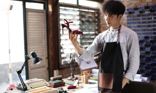 Phái đẹp phát cuồng vì siêu phẩm 'giày chống ế' của Juno Mẫu giày chống ế được Juno công bố sẽ ra mắt ngày Cá tháng tư sắp đến!