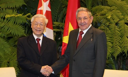 Toàn văn Tuyên bố chung giữa hai nước Việt Nam-Cuba Đồng chí Raul Castro Ruz, Bí thư Thứ nhất Ban chấp hành Trung ương Đảng Cộng sản Cuba , Chủ tịch Hội đồng Nhà nước và Hội đồng Bộ trưởng Cộng hòa Cuba đón Tổng Bí thư Nguyễn Phú Trọng. (Ảnh: Trí Dũng/TTXVN)