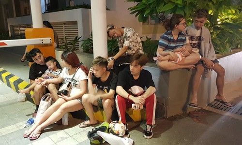 Vợ chồng Only C bồng con chạy khỏi chung cư Parc Spring bị cháy Vợ chồng Only C cùng mọi người thoát khỏi chung cư khi đám cháy xảy ra.