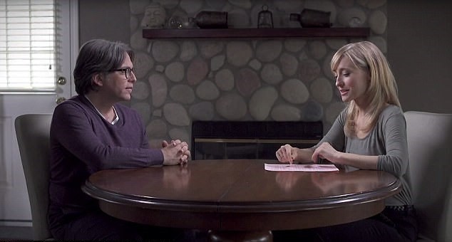 Bước đường sao nữ ‘Smallville’ thành phó tướng tà giáo tình dục Allison Mack trong một video quảng cáo cho tổ chức NXIVM. Ảnh: Daily Mail.