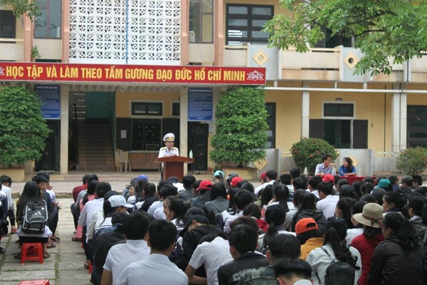 Tuổi trẻ Quảng Trị nâng cao kiến thức về chủ quyền biển đảo Tại các buổi tuyên truyền, hơn 6.000 ĐVTN, học sinh đã được nghe Thượng tá Nguyễn Duy Long, Chính trị viên Trung tâm Bảo đảm kỹ thuật 354-Vùng III Hải quân đã thông tin về tình hình biển, đảo trên thế giới, biển Đông và biển đảo Việt Nam. Ảnh: TĐ