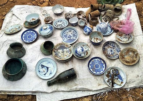 Đào móng nhà phát hiện mộ chứa trang sức Số đồ vật nằm cạnh ngôi mộ. Ảnh: Đ.X.