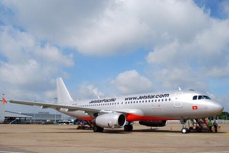 Hốt hoảng vì máy bay phải tránh... người đi bộ tại Tân Sơn Nhất Máy bay của Jetstar Pacific đang lăn vào sân đỗ đã phải dừng lại để tránh người đi bộ
