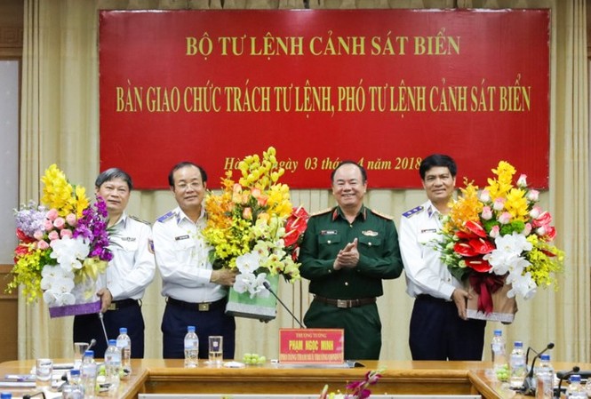 Thiếu tướng Nguyễn Văn Sơn phụ trách Tư lệnh Cảnh sát biển Thượng tướng Phạm Ngọc Minh và Trung tướng Nguyễn Quang Đạm, Thiếu tướng Phan Thanh Minh, Thiếu tướng Nguyễn Văn Sơn. Ảnh Canhsatbien.vn