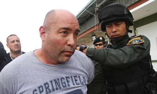Cựu đặc nhiệm Mỹ bị cáo buộc làm sát thủ giết thuê cho trùm mafia Joseph Hunter (áo xám) bị cảnh sát Thái Lan bắt ở Bangkok năm 2013. Ảnh: AP.