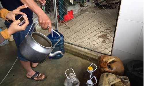 Hà Tĩnh: Giếng nước ăn bất ngờ chứa đầy dầu hỏa Nước múc lên từ giếng nước chứa đầy dầu hỏa