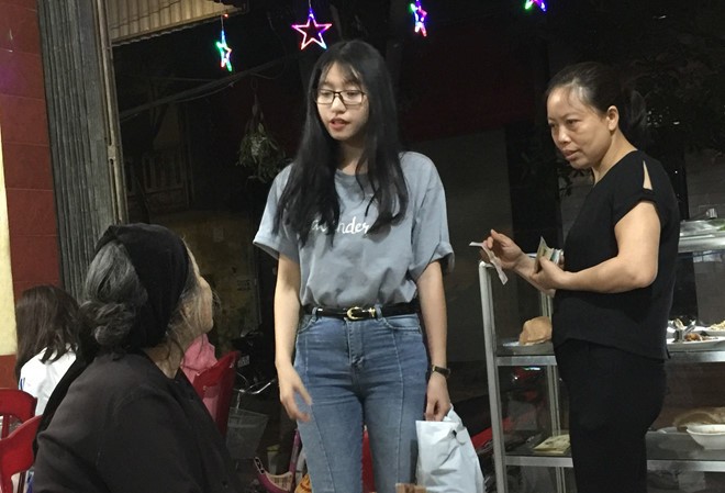Cô gái Nghệ An xinh đẹp trả tiền 20 bữa cơm cho bà cụ ăn xin Cô gái mua cơm cho bà cụ ăn xin được dân mạng khen ngợi. Ảnh: ĐV.