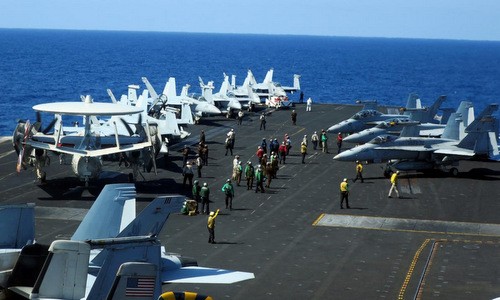 Tàu sân bay Mỹ chạm mặt chiến hạm Trung Quốc trên Biển Đông Hoạt động trên tàu USS Theodore Roosevelt khi đi qua Biển Đông hôm 10/4. Ảnh: Reuters.
