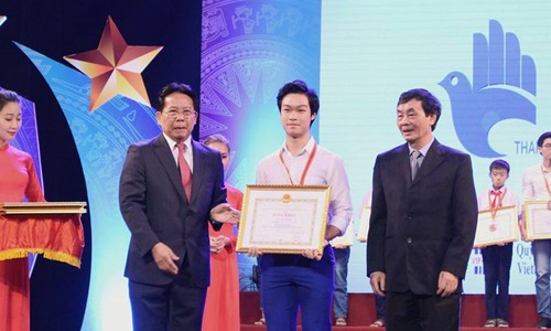 Chàng đội trưởng sinh viên trường Bách khoa điển trai, mê khoa học Phạm Lê Việt Anh (ở giữa) nhận bằng khen trong lễ tổng kết và trao giải cuộc thi Sáng tạo thanh thiếu niên nhi đồng toàn quốc lần thứ 12 năm 2016
