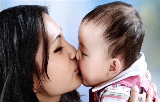 Chuyên gia cảnh báo người lớn đừng hôn môi trẻ vì có thể lây bệnh Chuyên gia cảnh báo không nên tiếp xúc quá gần, hôn môi trẻ. Đặc biệt khi có bệnh lý hô hấp, virus càng tuyệt đối không hôn.