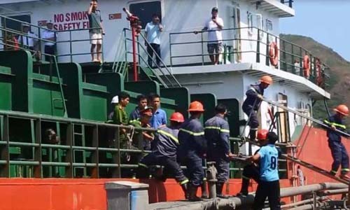 Đồng nghiệp đau đớn kể về 3 thủy thủ chết ngạt dưới hầm tàu Khi lực lượng cứu hộ cứu nạn đưa 3 thủy thủ ra ngoài thì họ đều đã tử vong.