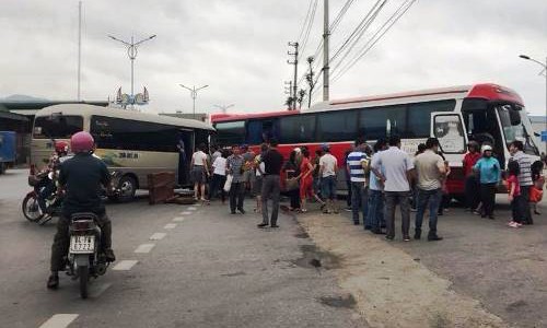 Xe du lịch đâm ôtô khách, 14 người bị thương Hiện trường vụ tai nạn. Ảnh: CTV