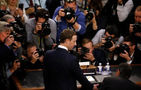 Facebook giữa tâm bão Ông chủ Facebook Mark Zuckerberg đối mặt rừng ống kính truyền thông tại cuộc điều trần trước Thượng viện Mỹ ngày 10-4 Ảnh: REUTERS