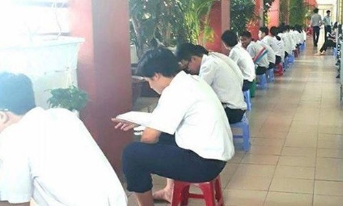 “Xin hãy chấp nhận cho con được điểm kém” Cuộc sống của học sinh Nguyễn Khuyến là vòng tròn khép kín chỉ ăn và học. Ảnh: Nguyen Khuyen Confession.