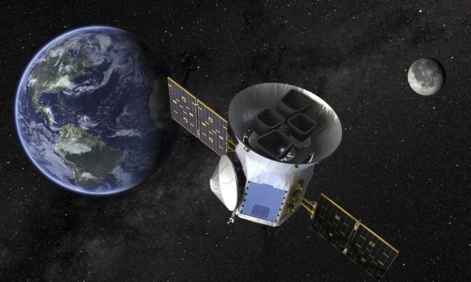NASA phóng tàu vũ trụ tìm kiếm sự sống ngoài Trái Đất Hình ảnh mô phỏng Vệ tinh Thăm dò Ngoại hành tinh Đi qua của NASA (TESS). Ảnh: AP