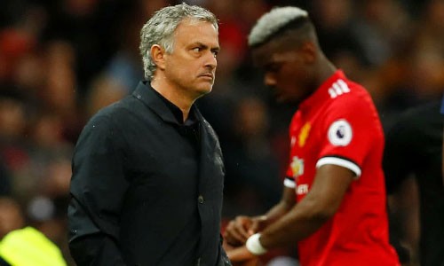 Man City lên ngôi vô địch, Mourinho nói 'không phải bi kịch' Mourinho tỏ thái độ bực bội khi rút Pogba rời sân. Ảnh: Reuters.