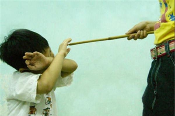 Dạy con bằng nỗi sợ hãi: Khắt khe khiến trẻ “hỏng” Dạy con bằng nỗi sợ hãi: Khắt khe khiến trẻ “hỏng”