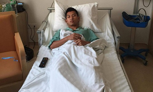 Cầu thủ gãy xương sườn sau pha vào bóng thô bạo Tiền vệ Phạm Trùm Tỉnh phải nhập viện ngay sau pha phạm lỗi của Nguyễn Hải Huy. Ảnh: TN.