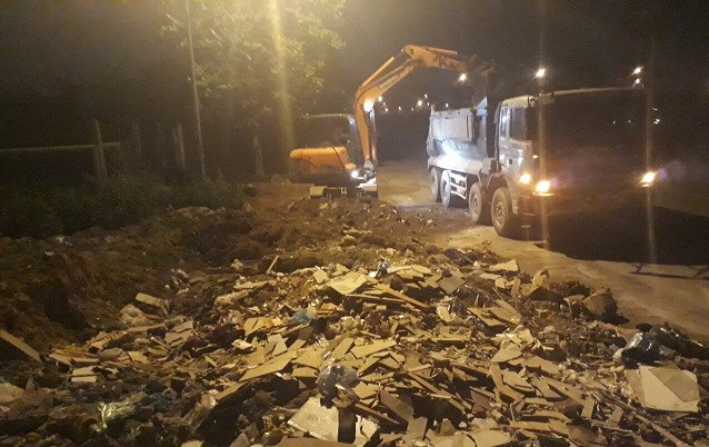 Nạn đổ trộm rác thải trên Đại lộ Thăng Long: Phải mạnh tay xử lý Công ty Môi trường đô thị Hà Nội, chi nhánh Cầu Diễn phải thường xuyên huy động xe cẩu để dọn rác trên đường gom Đại lộ Thăng Long.