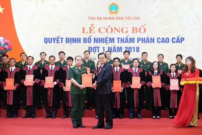 Chủ tịch nước bổ nhiệm 39 Thẩm phán Cao cấp Phó Chánh án TANDTC Lê Hồng Quang trao quyết định bổ nhiệm cho các Thẩm phán Cao cấp. Ảnh Congly.vn