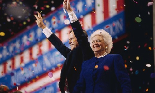 Cựu đệ nhất phu nhân Mỹ qua đời ở tuổi 92 Bà Barbara Bush đứng cạnh chồng, cựu tổng thống Bush cha. Ảnh: Getty.