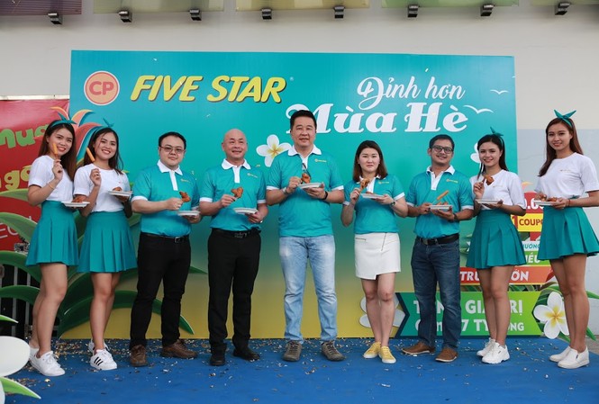 C.P. Việt Nam dành 3,7 tỷ đồng để khuyến mại trong dịp hè Ông Suphat Sritanatorn, Phó tổng giám đốc CPV(người đứng giữa), cùng Ban lãnh đạo thưởng thức sản phẩm của Five Star