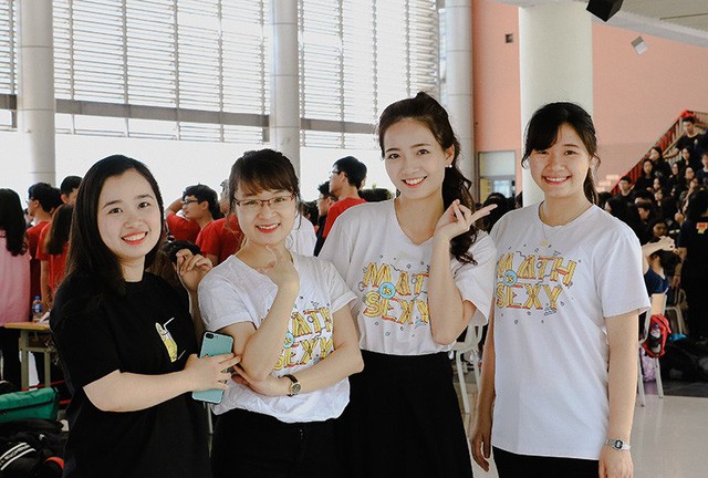 'Cô giáo hoa khôi' trường Ams trẻ trung diện đồng phục cùng học trò 'Cô giáo hoa khôi' trường Ams trẻ trung diện đồng phục cùng học trò