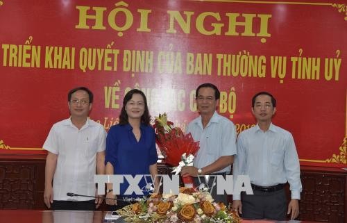 Bạc Liêu có tân Trưởng ban Tổ chức Tỉnh ủy Bà Lê Thị Ái Nam, Phó Bí thư Thường trực Tỉnh ủy, Chủ tịch HĐND tỉnh, tặng hoa chúc mừng ông Lê Thanh Hùng.