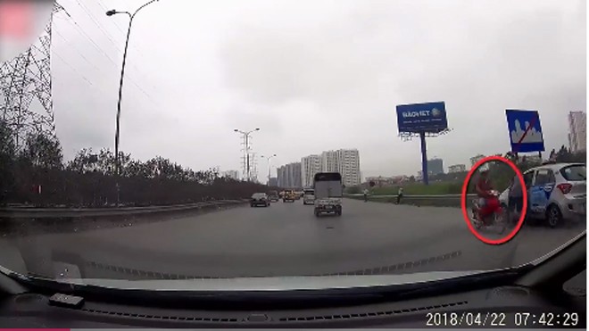 Chết khiếp vì xe máy 'phi' ngược chiều giữa cao tốc Chết khiếp vì xe máy 'phi' ngược chiều giữa cao tốc