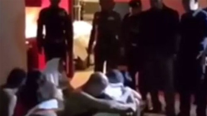 Hàng chục du khách bị bắt vì mua dâm ở khu đèn đỏ Khi đột nhập vào phòng, cảnh sát thu giữ được nhiều tang vật phục vụ cho bữa tiệc như thuốc kích dục, đồ chơi tình dục... Nhiều người vẫn còn tình trạng thiếu vải, bán khỏa thân. Ảnh: News.